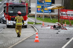 Przemyśl: Wjechał w przystanek. Kobieta zmarła w szpitalu