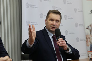 Przemysław Czarnek komentuje słowa burmistrza Ustrzyk Dolnych. "Nie może zakazać podręcznika"