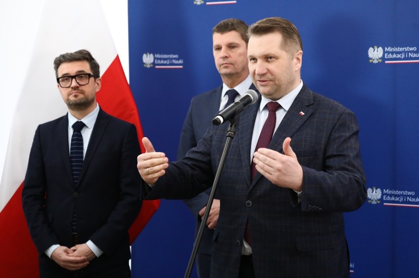 Przemysław Czarnek, Marcin Smolik oraz Dariusz Piontkowski podczas konferencji prasowej w siedzibie MEiN w Warszawie /Tomasz Gzell /PAP