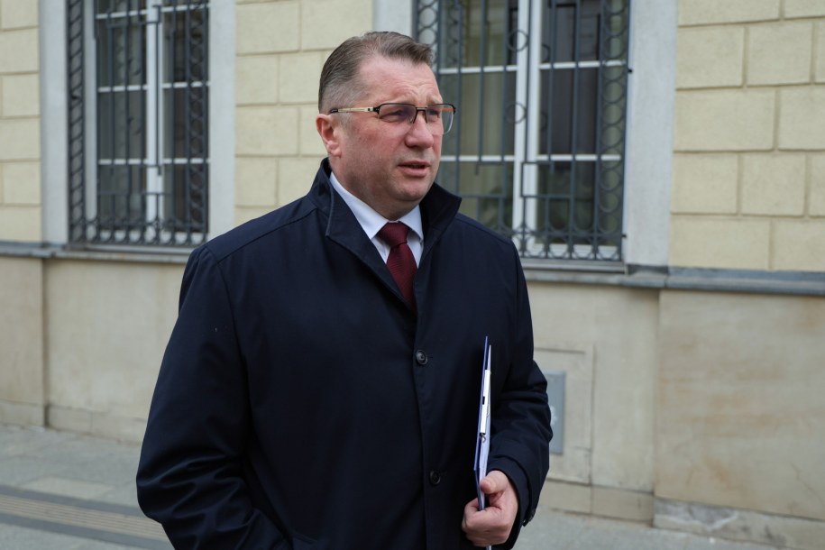 Przemysław Czarnek przed gmachem Ministerstwa Zdrowia /Paweł Supernak /PAP