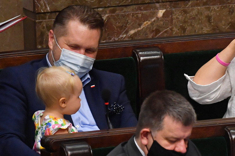 Przemysław Czarnek w Sejmie z dzieckiem posłanki Katarzyny Sójki /Radek Pietruszka /PAP