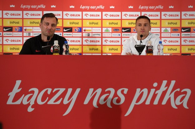 Przemysław Frankowski (P) i rzecznik prasowy PZPN i team menedżer reprezentacji Jakub Kwiatkowski (L) /Piotr Nowak /PAP