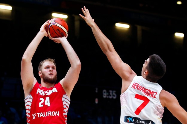 Przemysław Karnowski w biało-czerwonych barwach podczas EuroBasketu 2015 /YOAN VALAT  /PAP/EPA