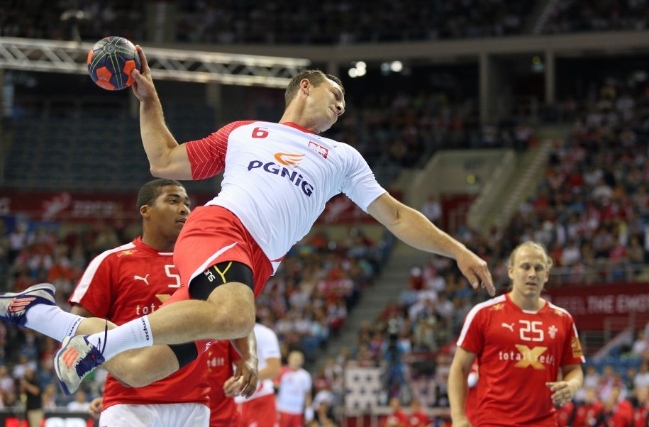 Przemysław Krajewski rzuca na bramkę Duńczyków podczas meczu towarzyskiego w Krakowie /Stanisław Rozpędzik /PAP