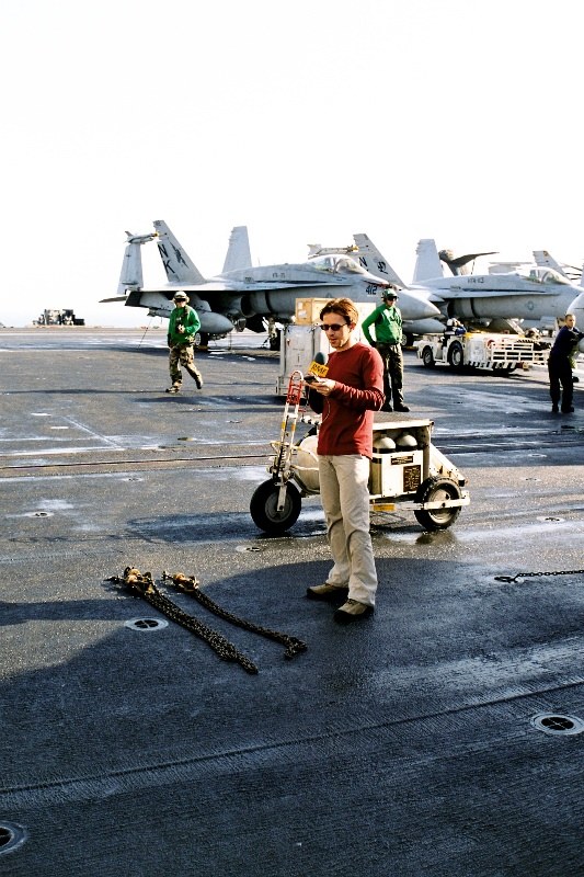 Przemysław Marzec na pokładzie lotniskowca USS Washington /RMF FM