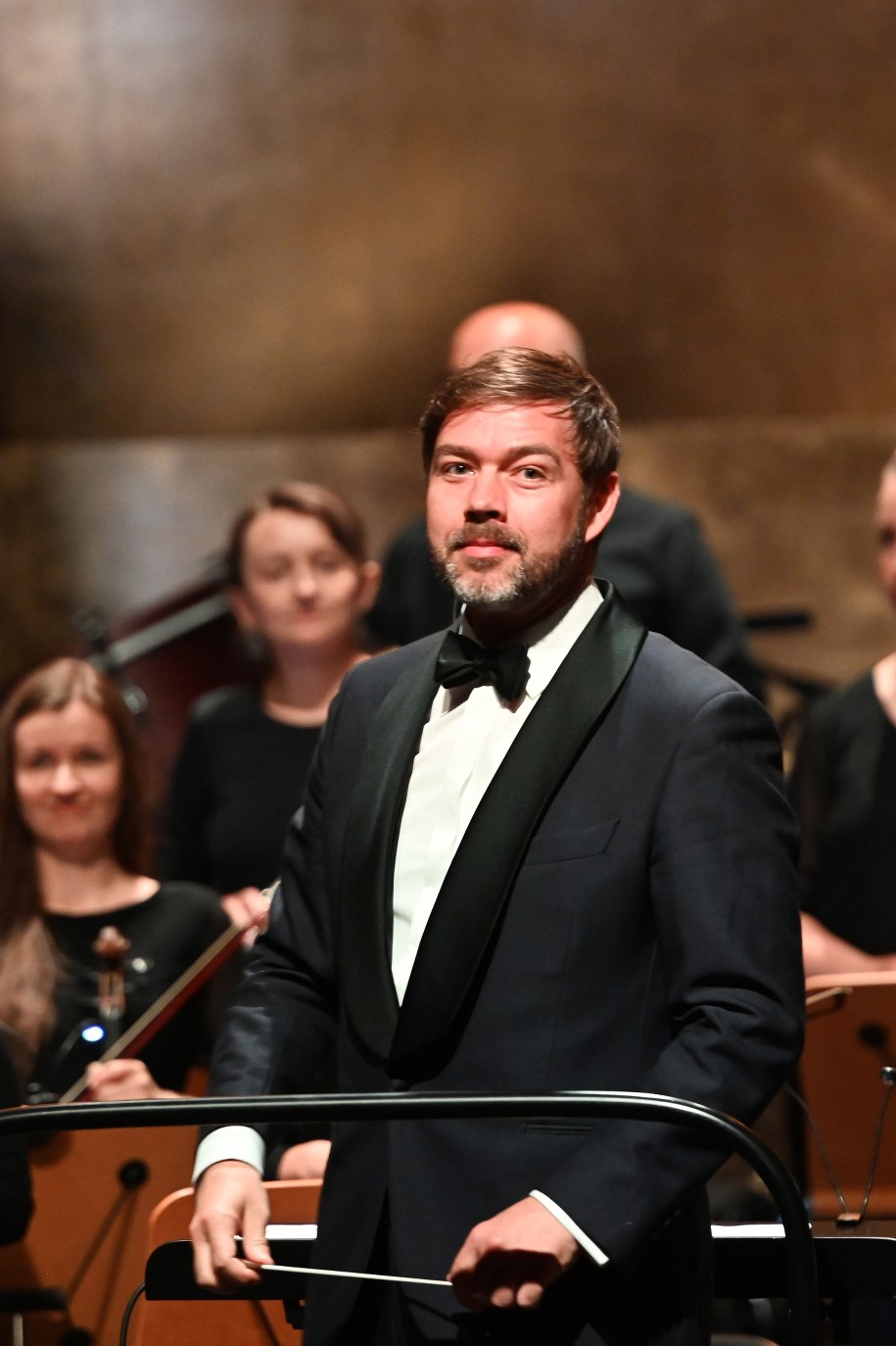 Przemysław Neumann dyryguje orkiestrą podczas koncertu Gorana Bregovica pt. "Three Letters from Sarajevo" - czerwiec 2022 r. /Marcin Bielecki /PAP