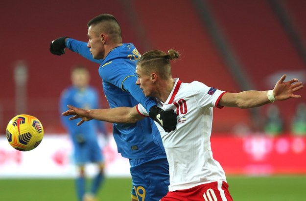 Przemysław Płacheta (po prawej) i Oleksandr Zubkov w meczu Polska - Ukraina na Stadionie Śląskim w Chorzowie / 	Andrzej Grygiel    /PAP