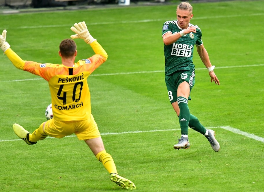 Przemysław Płacheta pokonuje Michala Peskovicia  z Cracovii podczas meczu grupy mistrzowskiej Ekstraklasy / 	Maciej Kulczyński    /PAP/EPA