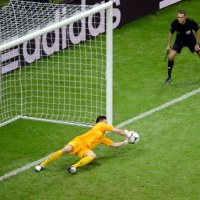 Polski bramkarz broni rzut karny 