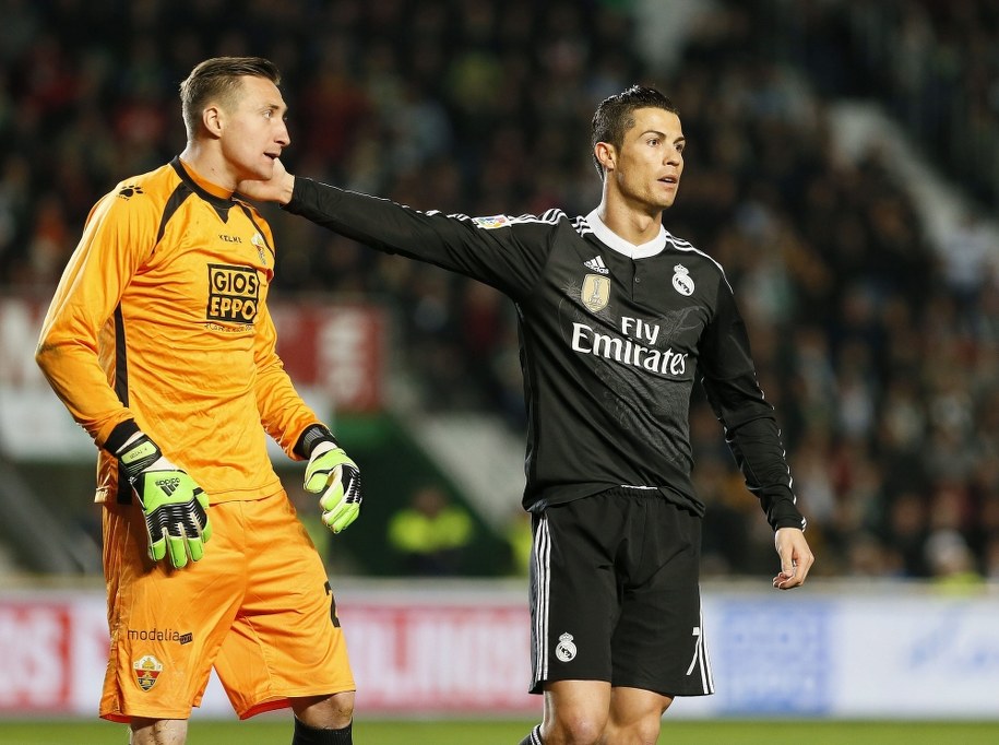 Przemysław Tytoń w bramce Elche i napastnik Realu Madryt Cristiano Ronaldo w meczu Primera Division /MANUEL LORENZO /PAP/EPA