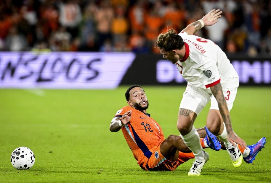 Przemysław Wiśniewski w starciu z Memphisem Depayem /Olaf Kraak /PAP/EPA