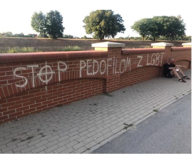 Przemysław Witkowski, wrocławski aktywista, poeta oraz nauczyciel akademicki został pobity na bulwarach odrzańskich za krytykę napisu "STOP PEDOFILOM Z LGBT" /Mateusz Czmiel /RMF FM