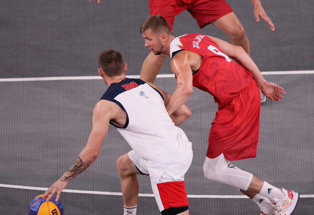 Przemysław Zamojski (P) i Stanislav Sharov (L) z Rosyjskiego Komitetu Olimpijskiego (ROK) podczas meczu koszykarzy 3x3. na igrzyskach w Tokio / 	Leszek Szymański    /PAP