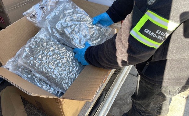 Przemyt marihuany udaremniony. Pies Furia znalazł narkotyki w sortowni przesyłek