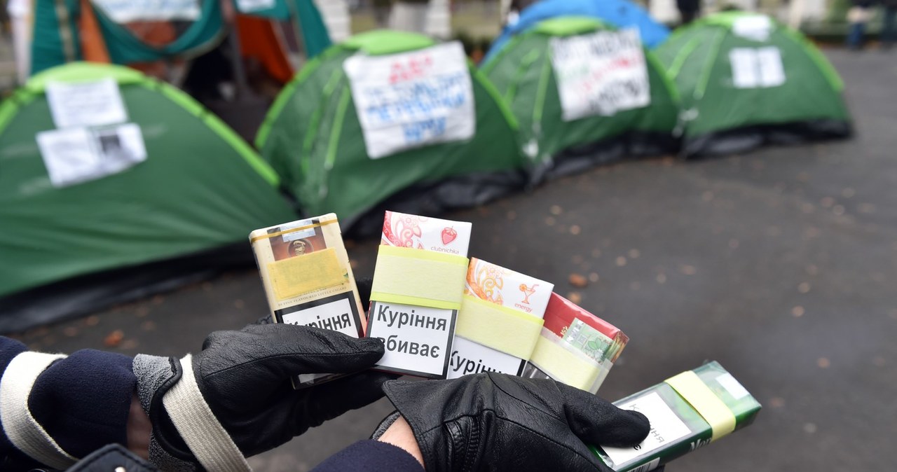 Przemyt papierosów nadal badzo opłacalny /AFP