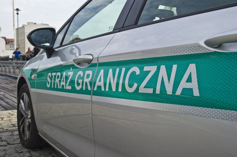 Przemytnik uderzył w samochód straży granicznej /Stanisław Bielski /Reporter