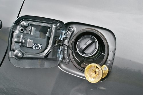 Przeniesienie gniazda do tankowania autogazu z błotnika lub zderzaka pod klapkę wlewu benzyny jest coraz popularniejsze. Zyskuje estetyka auta. /Motor