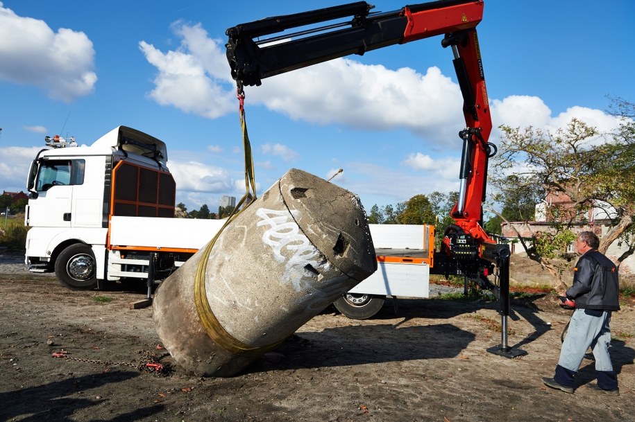 Przenosiny bunkra z czasów II wojny /Adam Warżawa /PAP