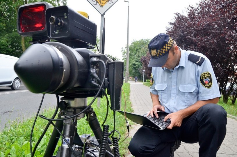 Przenośne fotoradary były kiedyś powszechnie używane w Polsce przez strażników miejskich i gminnych. W Niemczech nadal się z nich korzysta /Lukasz Piecyk /Reporter