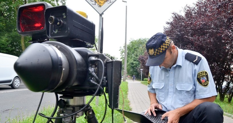 Przenośne fotoradary były kiedyś powszechnie używane w Polsce przez strażników miejskich i gminnych. W Niemczech nadal się z nich korzysta /Lukasz Piecyk /Reporter