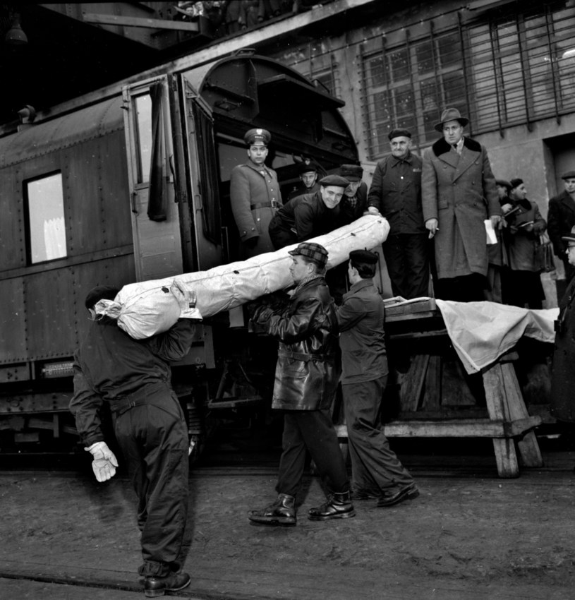 Przenoszenie do specjalnego pociągu arrasów, które przypłynęły do Polski z Kanady. 16 stycznia 1961 r. /Lucjan Fogiel /Agencja FORUM