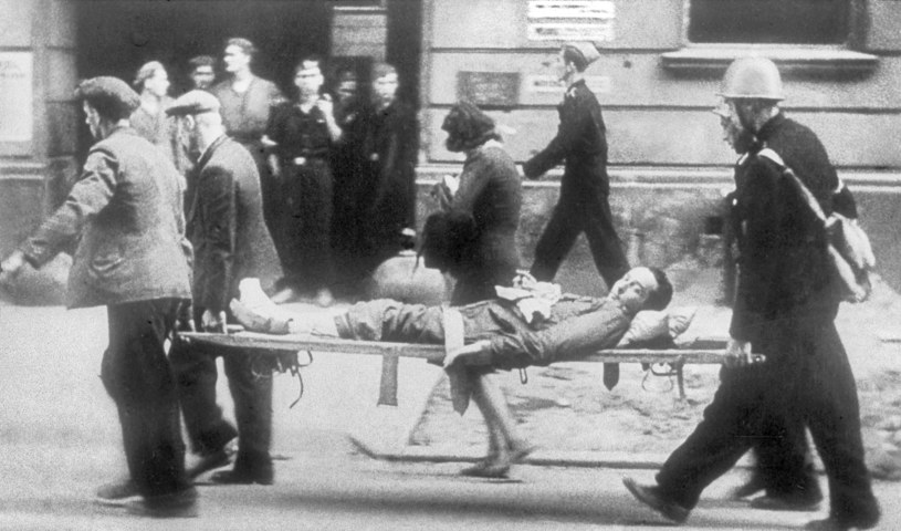 Przenoszenie rannych do szpitala powstańczego (08.1944 r.) /RSW /Agencja FORUM