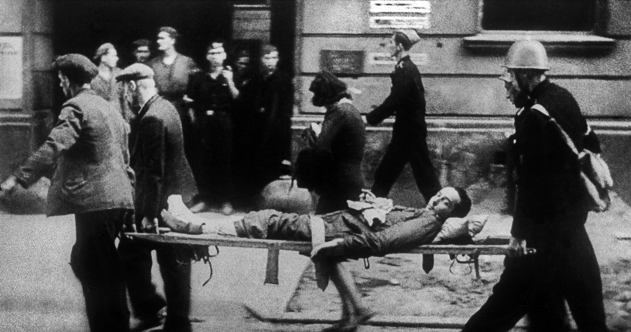 Przenoszenie rannych do szpitala powstańczego (08.1944 r.) /RSW /Agencja FORUM