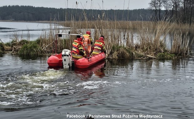 Przepchnęli łodzią "wyspę" na jeziorze Młyńskim [ZDJĘCIA]