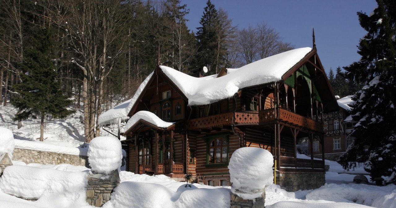 Przepiękna zabudowa w stylu tyrolskim zachwyca w Międzygórzu, zwłaszcza w połączeniu z zimową scenerią /East News