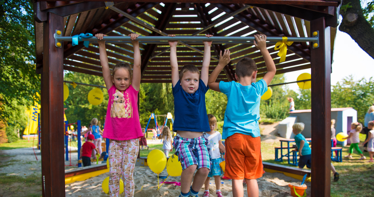 Przepiękny plac zabaw wraz ze ścieżką edukacyjno-sportową w Dobroszycach 