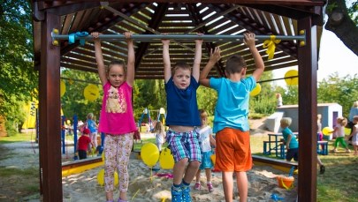Przepiękny plac zabaw wraz ze ścieżką edukacyjno-sportową w Dobroszycach 