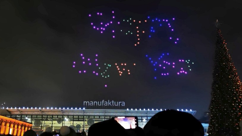 Przepiękny, sylwestrowy taniec 300 dronów nad Łodzią. „To przyszłość imprez” /Geekweek
