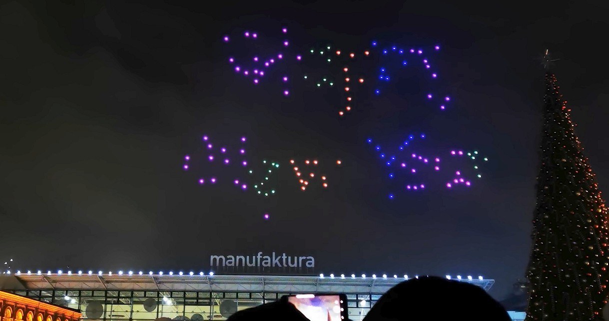 Przepiękny, sylwestrowy taniec 300 dronów nad Łodzią. „To przyszłość imprez” /Geekweek