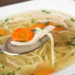 Przepis na „antygrypowy” rosół. Od razu zrób więcej i włóż do zamrażarki