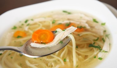 Przepis na „antygrypowy” rosół. Od razu zrób więcej i włóż do zamrażarki