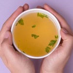 Przepis na budżetowy, ale bardzo zdrowy bulion. Możesz zrobić na nim zupę lub pić jako "gorący kubek" 