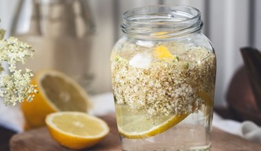 Przepis na domowy syrop z kwiatów czarnego bzu. Zrób na zapas, bo pomaga nie tylko na stany zapalne