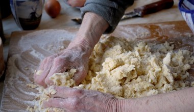Przepis na najlepsze kruche ciasto ze starego zeszytu babci. Jeden dodatek i szarlotka wychodzi niebiańska