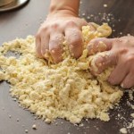 Przepis na najlepsze kruche ciasto ze starego zeszytu. Jeden dodatek i szarlotka wychodzi niebiańska