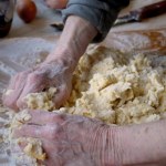 ciasto Przepis na najlepsze kruche ciasto ze starego zeszytu. Jeden dodatek i szarlotka wychodzi obłędna