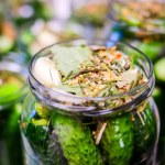 Przepis na ogórki małosolne po turecku. Wychodzą aromatyczne i ultrachrupiące