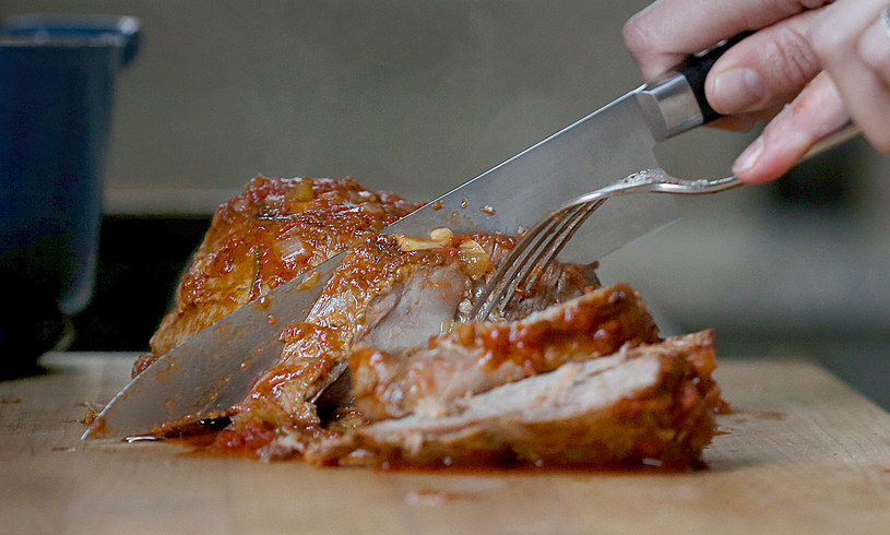 Przepis na pieczeń wołową w papryce jest bardzo prosty, a efekt wyjątkowo smakowity /Getty Images
