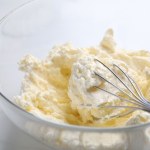 Przepis na prawdziwe domowe masło. Sekretem jest odpowiednia śmietana