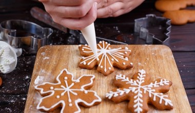 Przepis na prosty domowy lukier. Aksamitny, lśniący, wyjdzie nawet początkującej gospodyni 