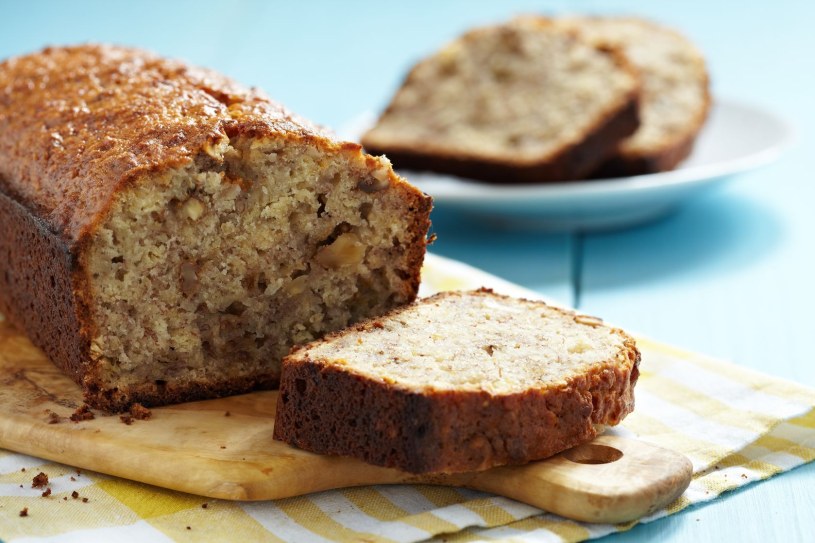 Przepis na sprężysty chlebek bananowy. Składniki ekspresowo wymieszasz widelcem