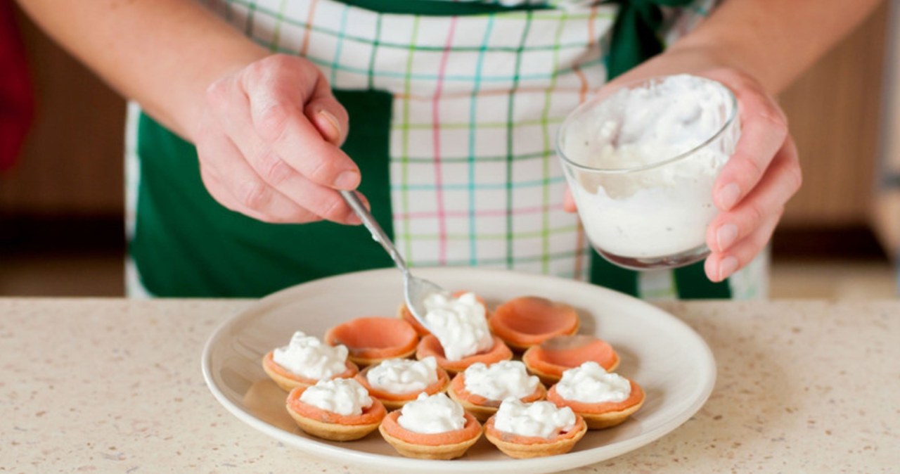 Przepis na tarteletki z łososiem i jajkiem jest naprawdę ekspresowy do zrobienia /dolphytv /123RF/PICSEL