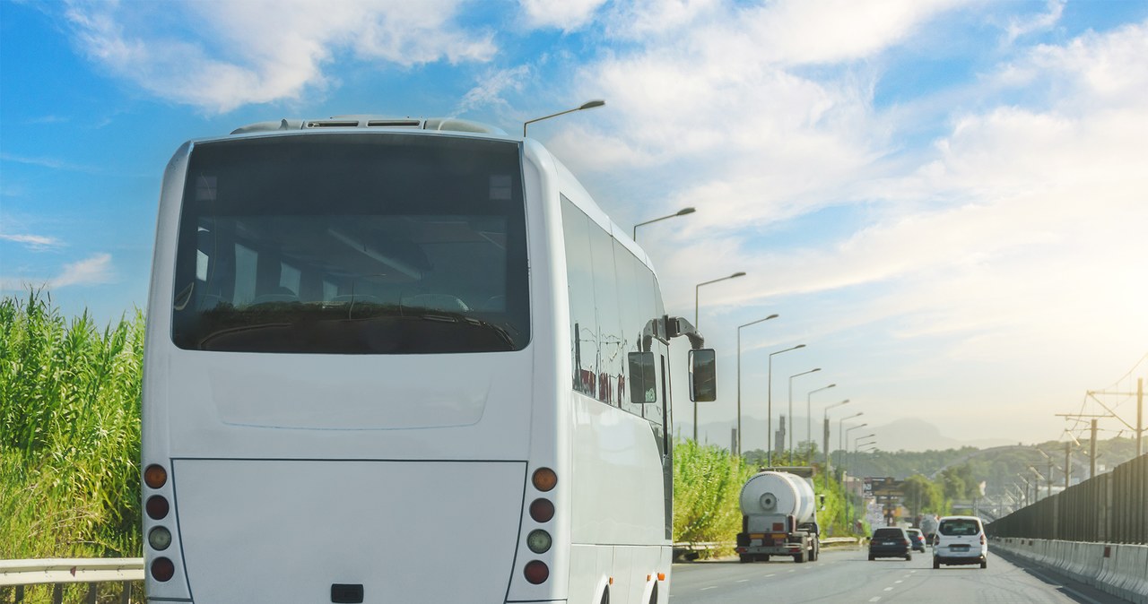 Przepis o zakazie wyprzedzania przez ciężarówki innych pojazdów nie dotyczy autobusów.. /123RF/Picsel, 123RF/Picsel /123RF/PICSEL