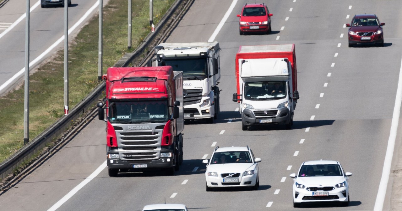 Przepis obowiązujący od 1 lipca 2023 roku dotyczący zakazu wyprzedzania ciężarówek na drogach ekspresowych i autostradach miał wyeliminować “wyścigi słoni”. / WOJCIECH STROZYK/REPORTER  /East News