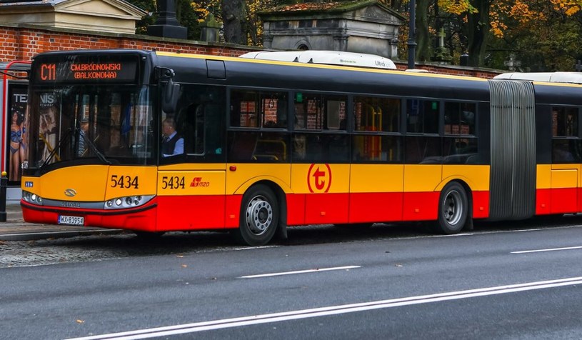 Przepis ustąpienia pierwszeństwa autobusowi miejskiemu obowiązuje tylko w terenie zabudowanym i dotyczy odpowiednio oznakowanych przystanków. /Adam Burakowski/REPORTER /East News