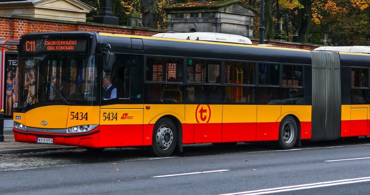 Przepis ustąpienia pierwszeństwa autobusowi miejskiemu obowiązuje tylko w terenie zabudowanym i dotyczy odpowiednio oznakowanych przystanków. /Adam Burakowski/REPORTER /East News